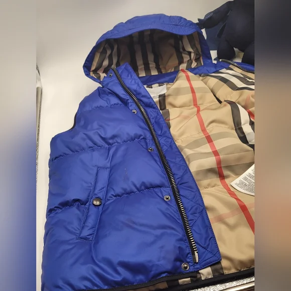 Burberry Down Puffer Vest & removable hood Size 8Y - Picture 9 of 10